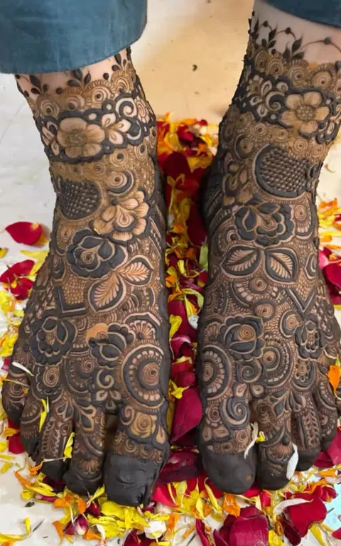 bridal indian circle foot mehndi design