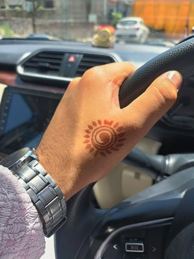 Simple Back Hand Mehndi Design with Gol Tikki and Jaal (5)
