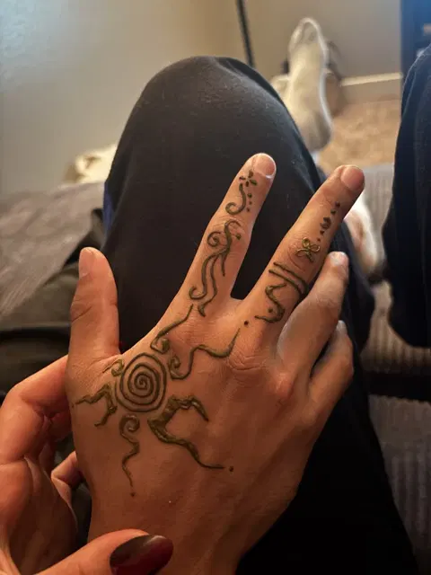 arabic simple jaal back hand mehndi design