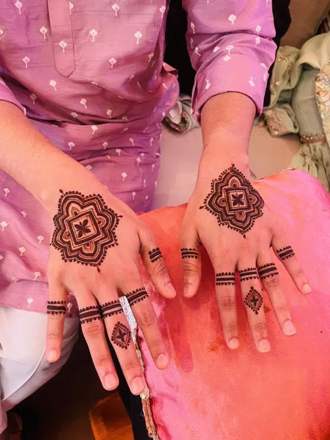 minimal simple deity back hand mehndi design