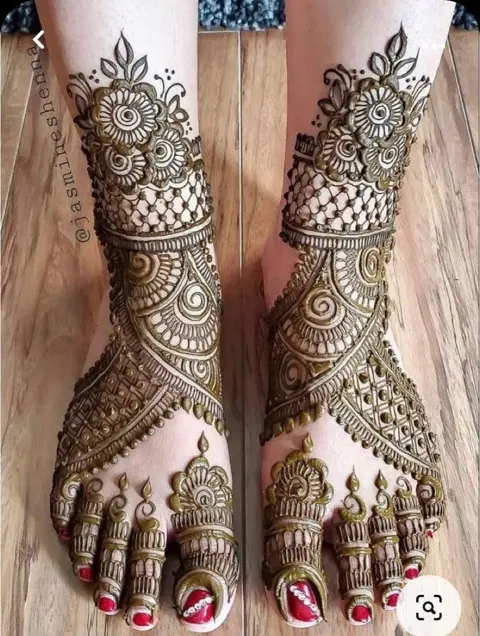 bridal indian figure back hand mehndi design