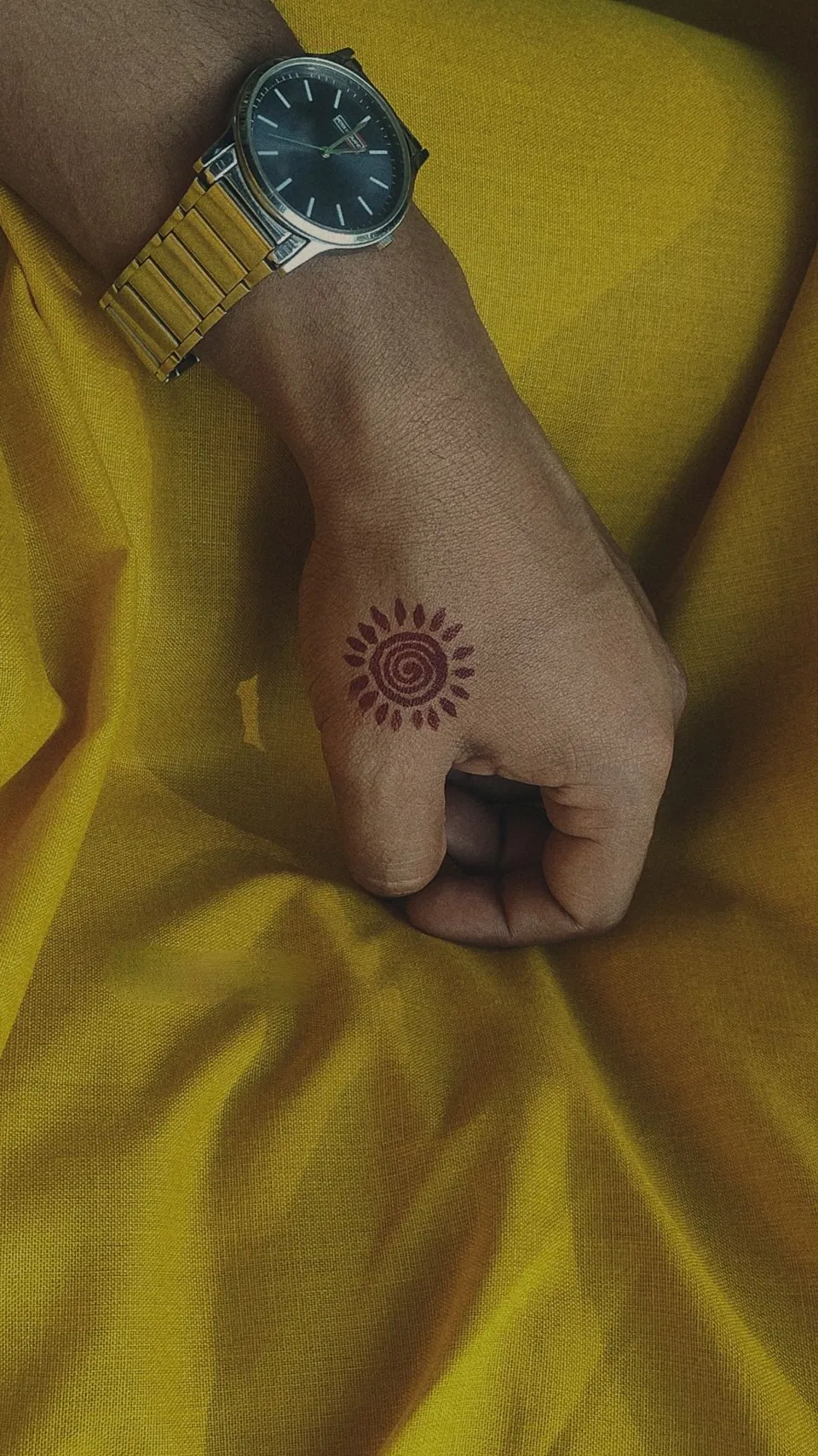 Simple Back Hand Mehndi Design with Gol Tikki and Jaal (6)