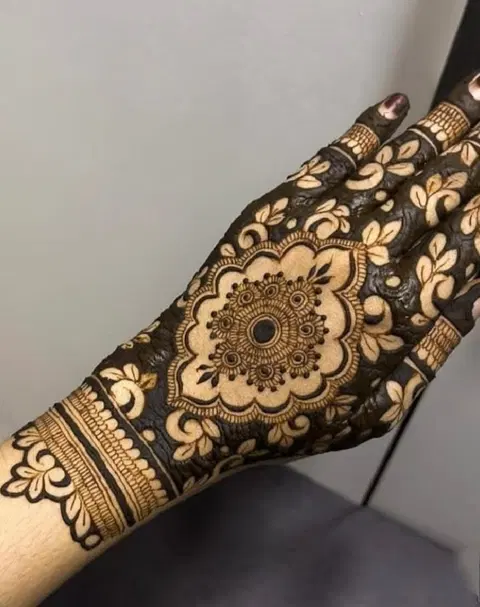 aesthetic arabic back hand mehndi design