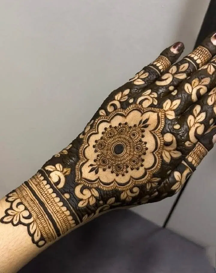 Aesthetic Arabic Back Hand Mehndi Design (43)