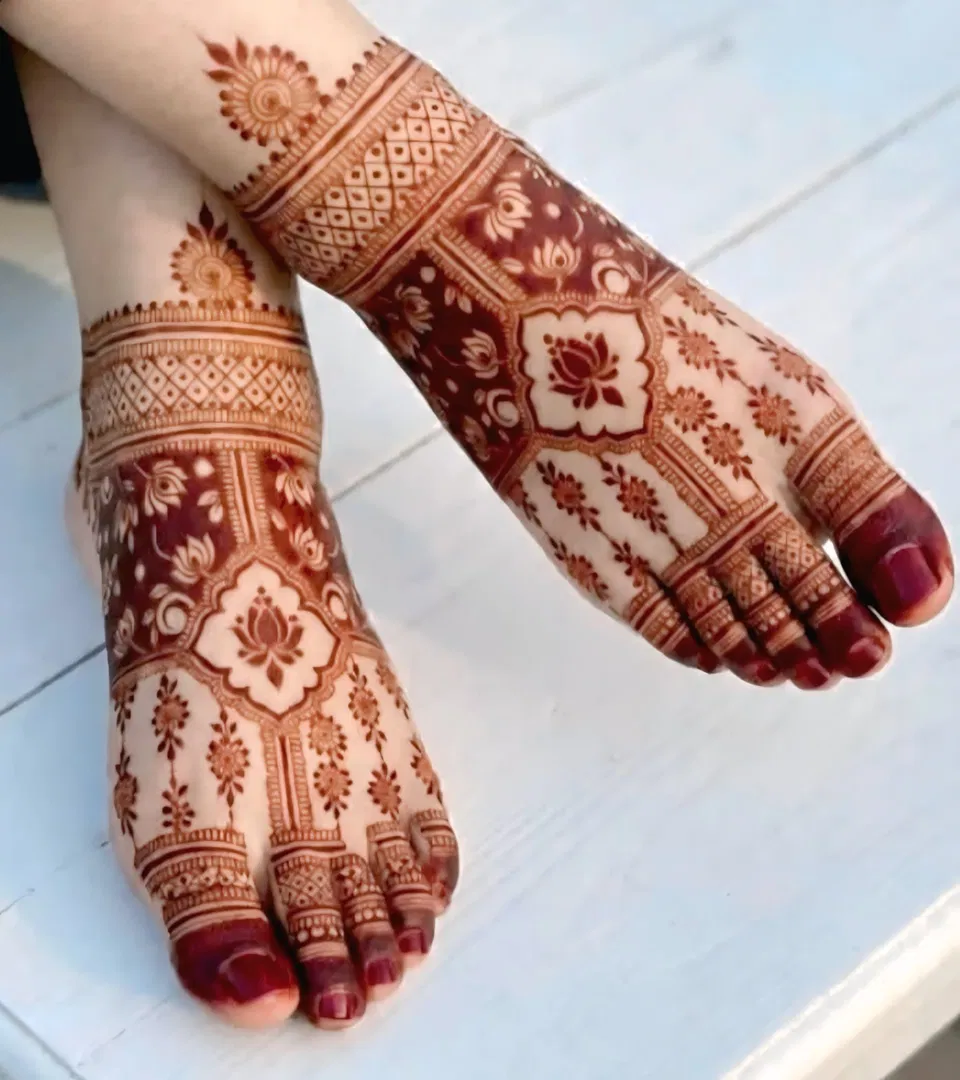 Bridal Indian Foot Mehndi Design with Figures and Flowers (3)