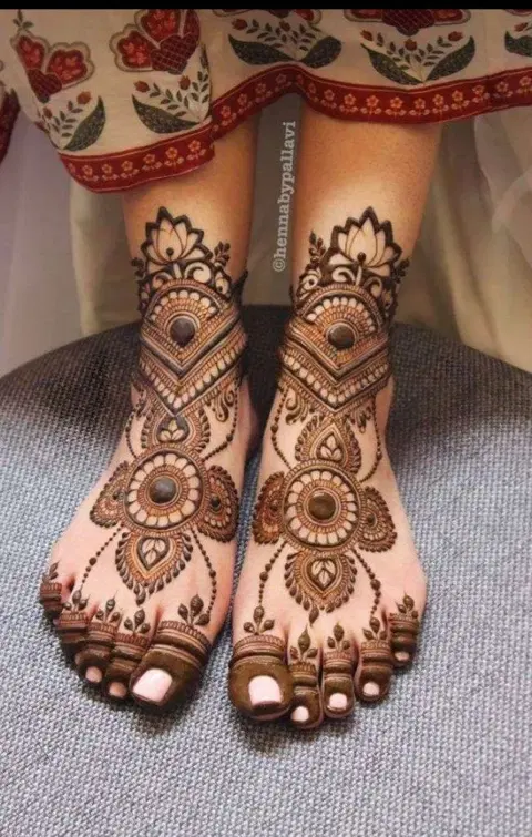 bridal stylish circle foot mehndi design