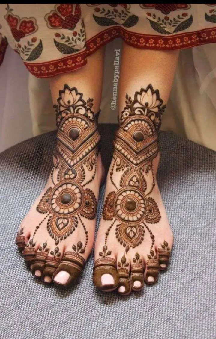 Bridal Stylish Foot Mehndi Design with Gol Tikki, Flowers and Lotus