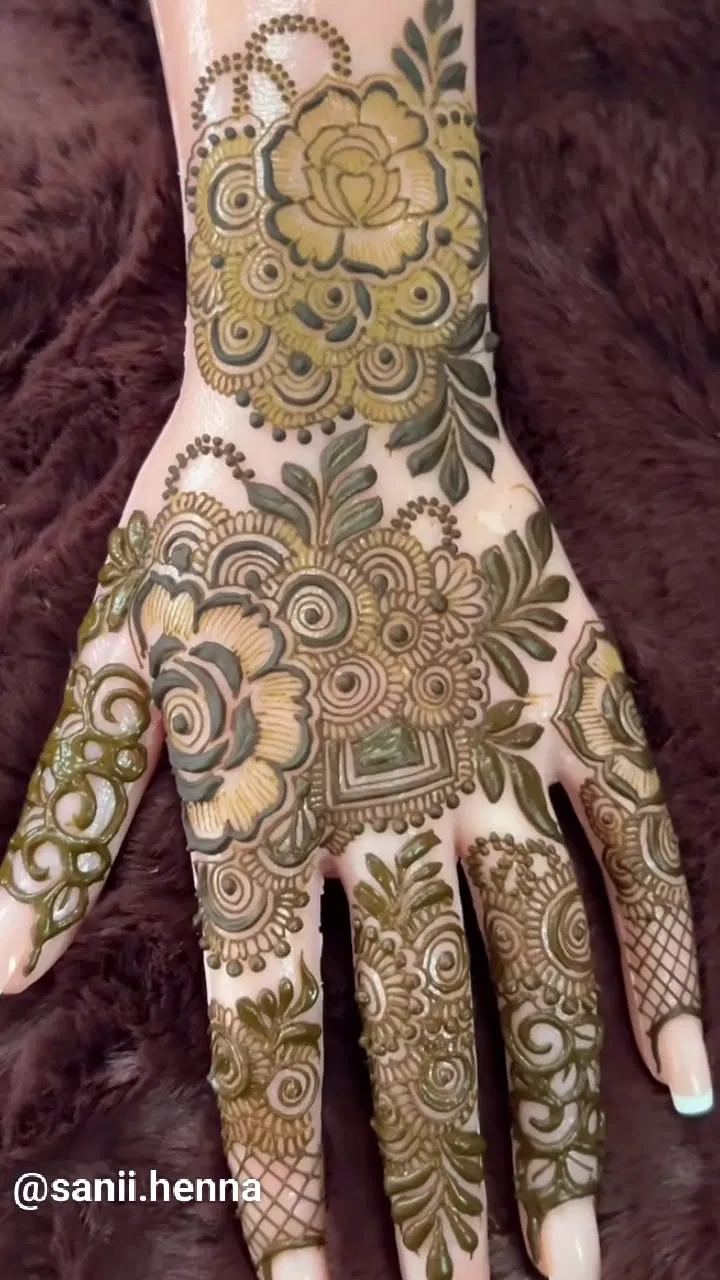 Dubai Simple Back Hand Mehndi Design with Flowers