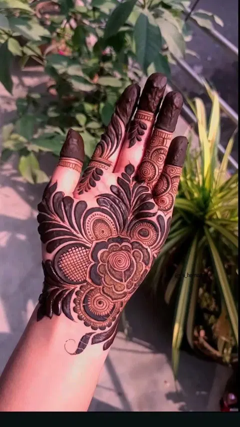 bridal dubai circle finger mehndi design