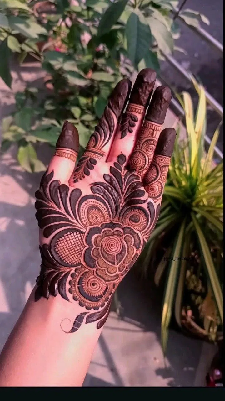 Bridal Dubai Finger Mehndi Design with Gol Tikki for Engagement (2)