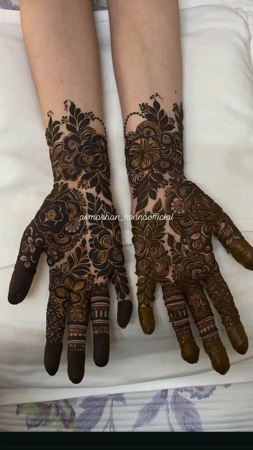 Dubai Finger Mehndi Design with Flowers