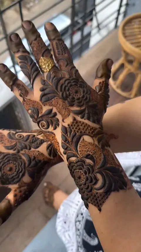aesthetic bridal front hand mehndi design