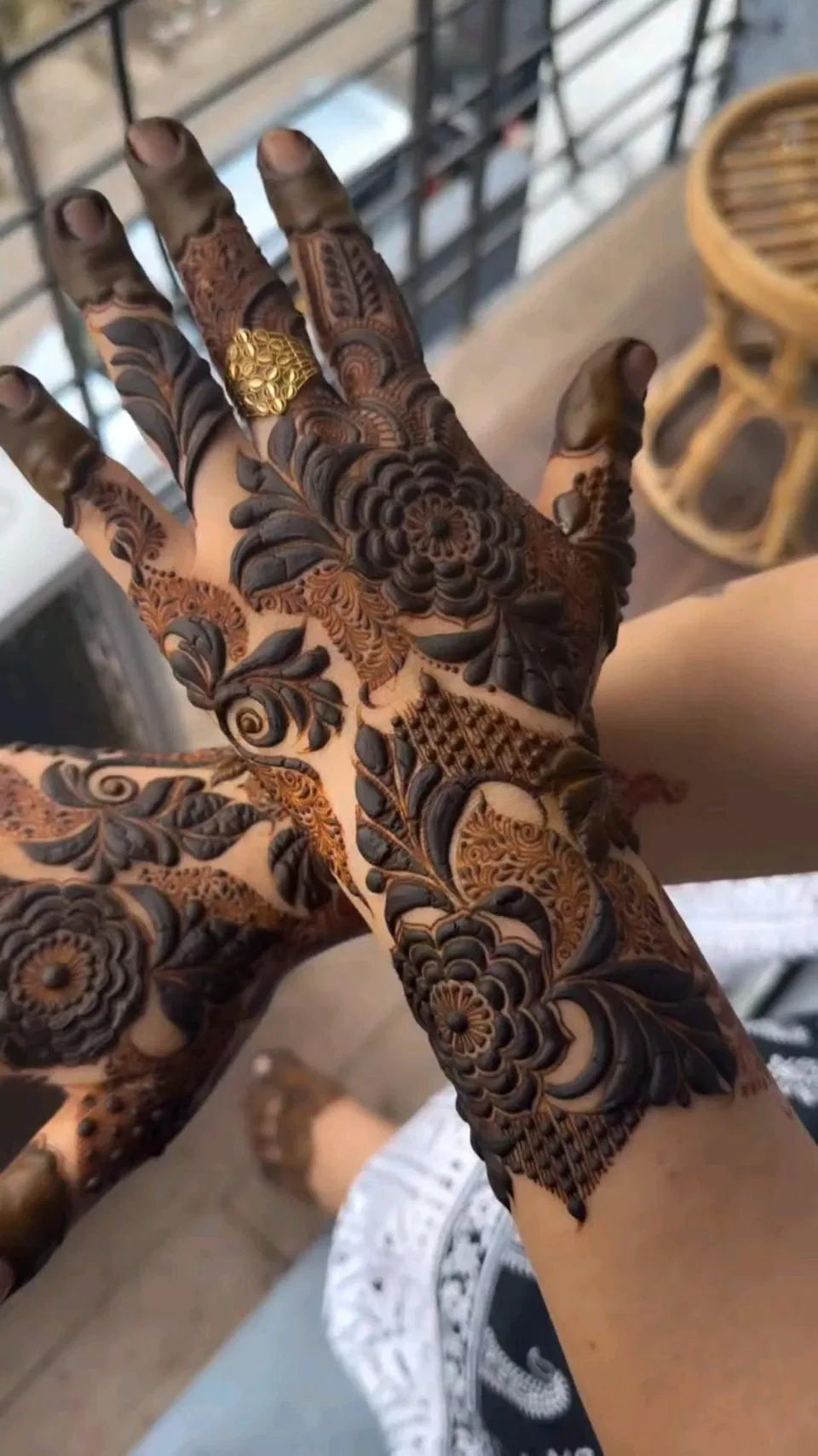 Aesthetic Bridal Front Hand Mehndi Design (6)