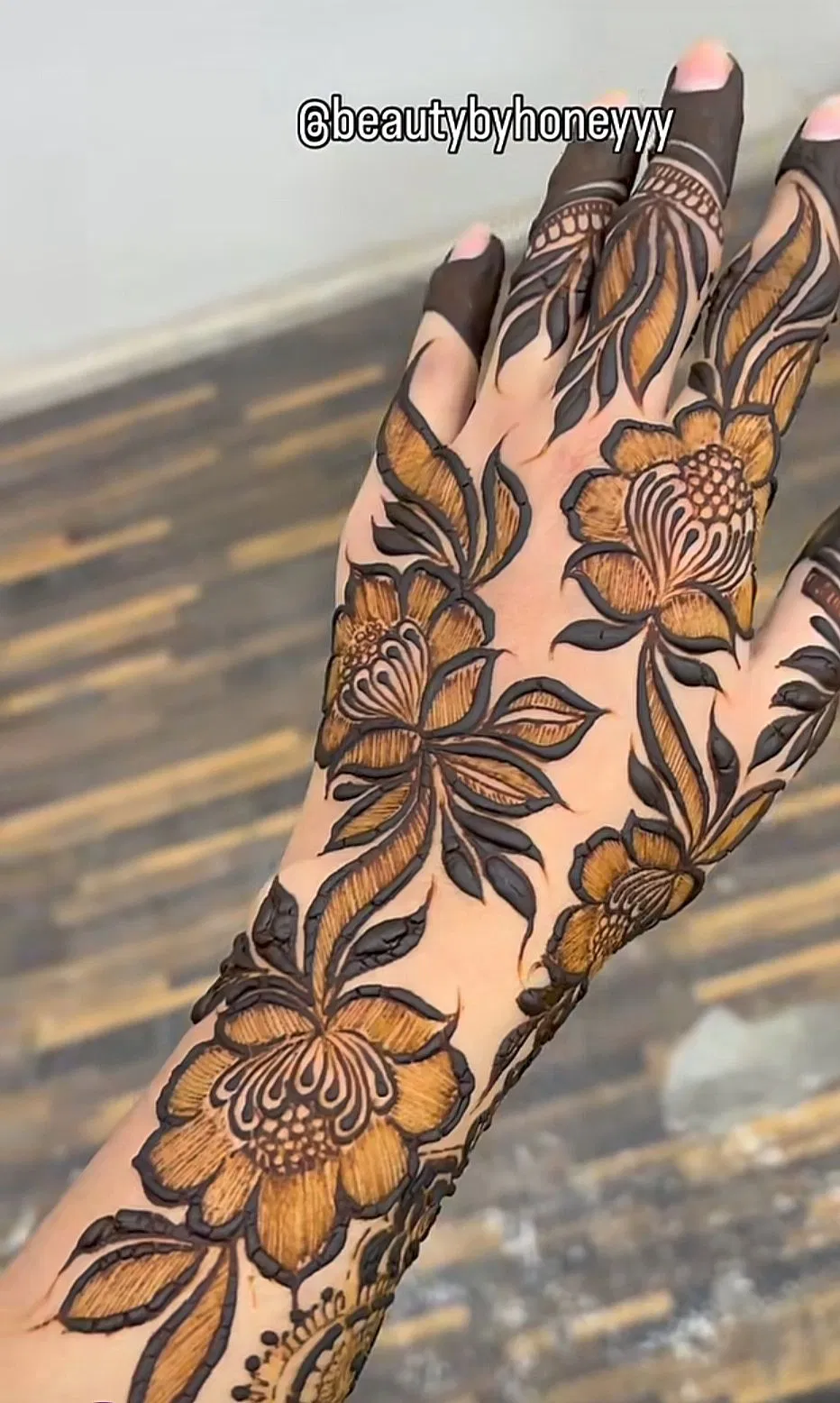 Aesthetic Arabic Back Hand Mehndi Design with Bel and Flowers (12)