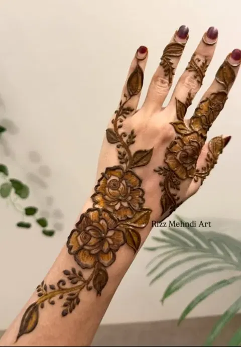 aesthetic arabic deity front hand mehndi design