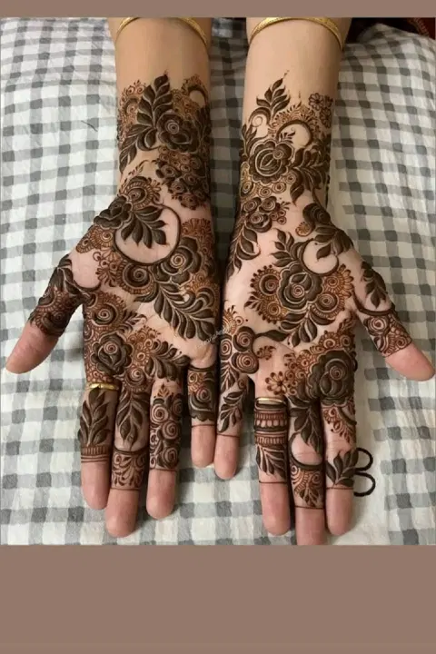 aesthetic dubai flower finger mehndi design
