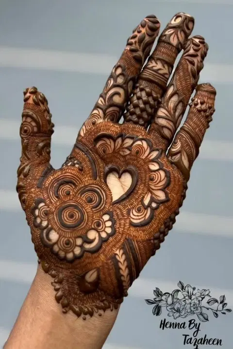 aesthetic arabic bel front hand mehndi design