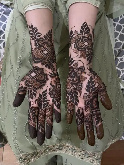 aesthetic arabic jaal front hand mehndi design