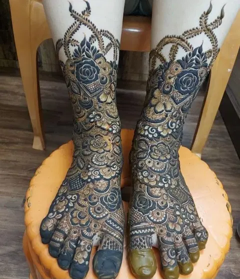 bridal royal figure foot mehndi design