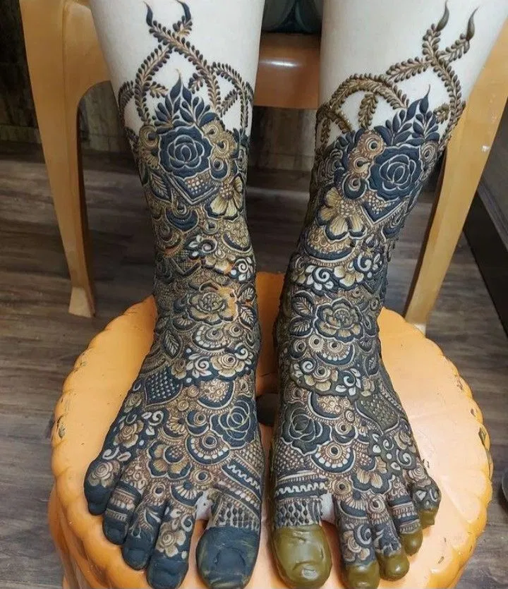 Bridal Royal Foot Mehndi Design with Figures for Engagement (2)