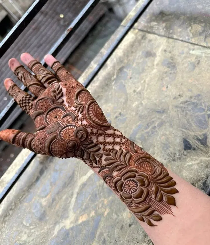 Dubai Stylish Front Hand Mehndi Design
