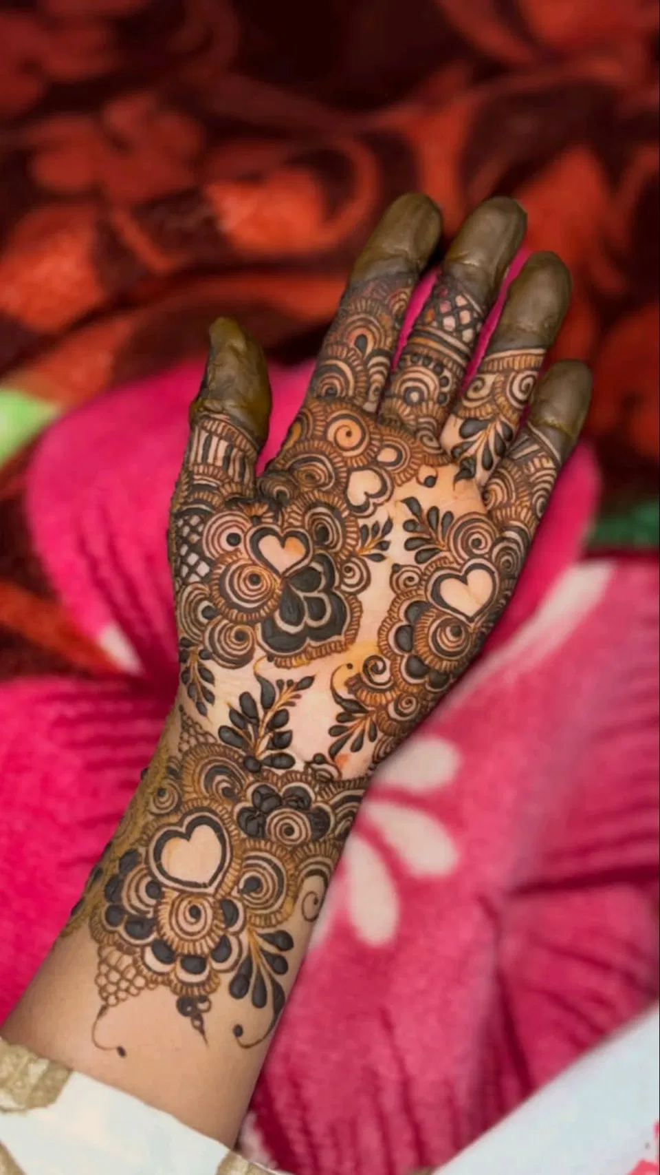Bridal Dubai Finger Mehndi Design with Gol Tikki and Hearts