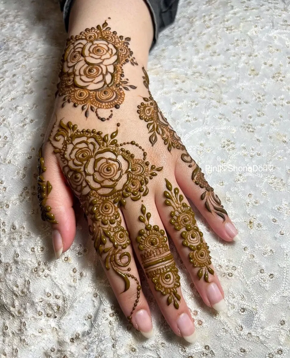 Aesthetic Stylish Back Hand Mehndi Design with Flowers