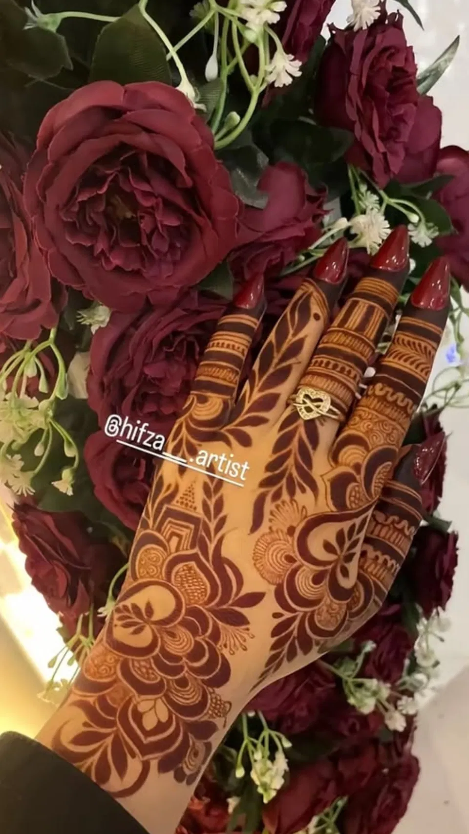 Aesthetic Arabic Back Hand Mehndi Design with Gol Tikki and Flowers for Engagement (43)