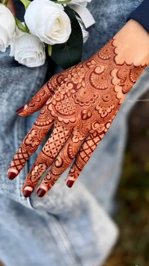 aesthetic bridal circle back hand mehndi design