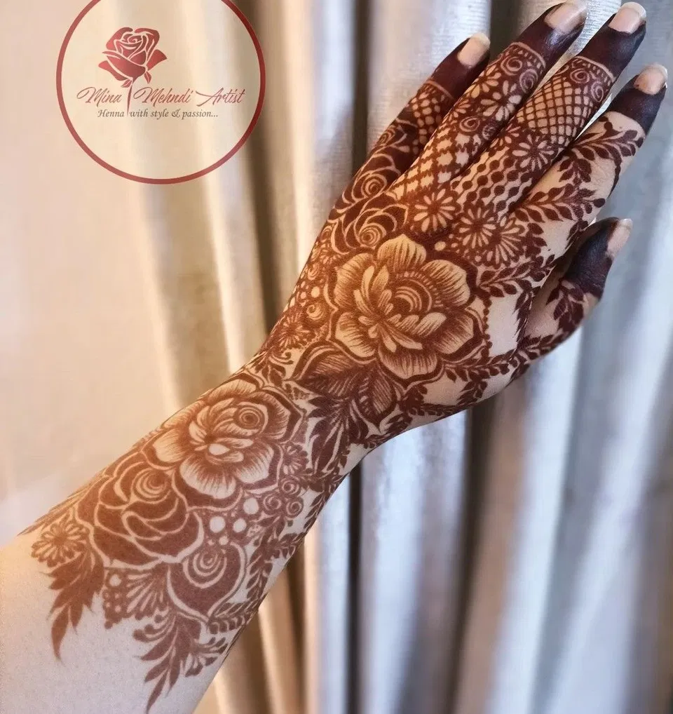 Aesthetic Arabic Back Hand Mehndi Design with Flowers (29)