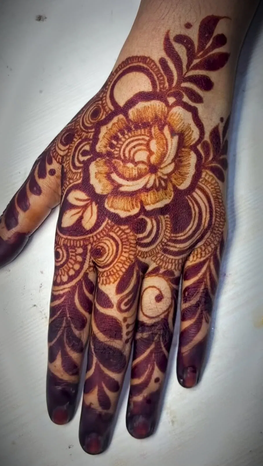 Aesthetic Stylish Back Hand Mehndi Design with Flowers (2)