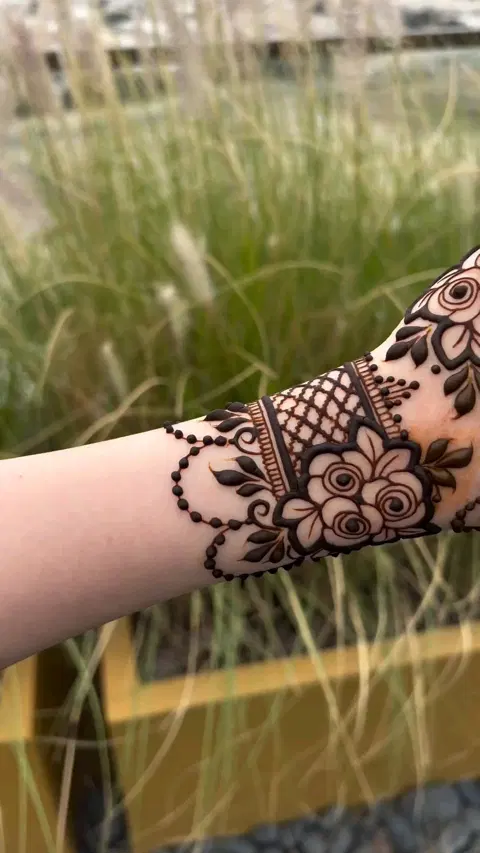 arabic simple circle back hand mehndi design