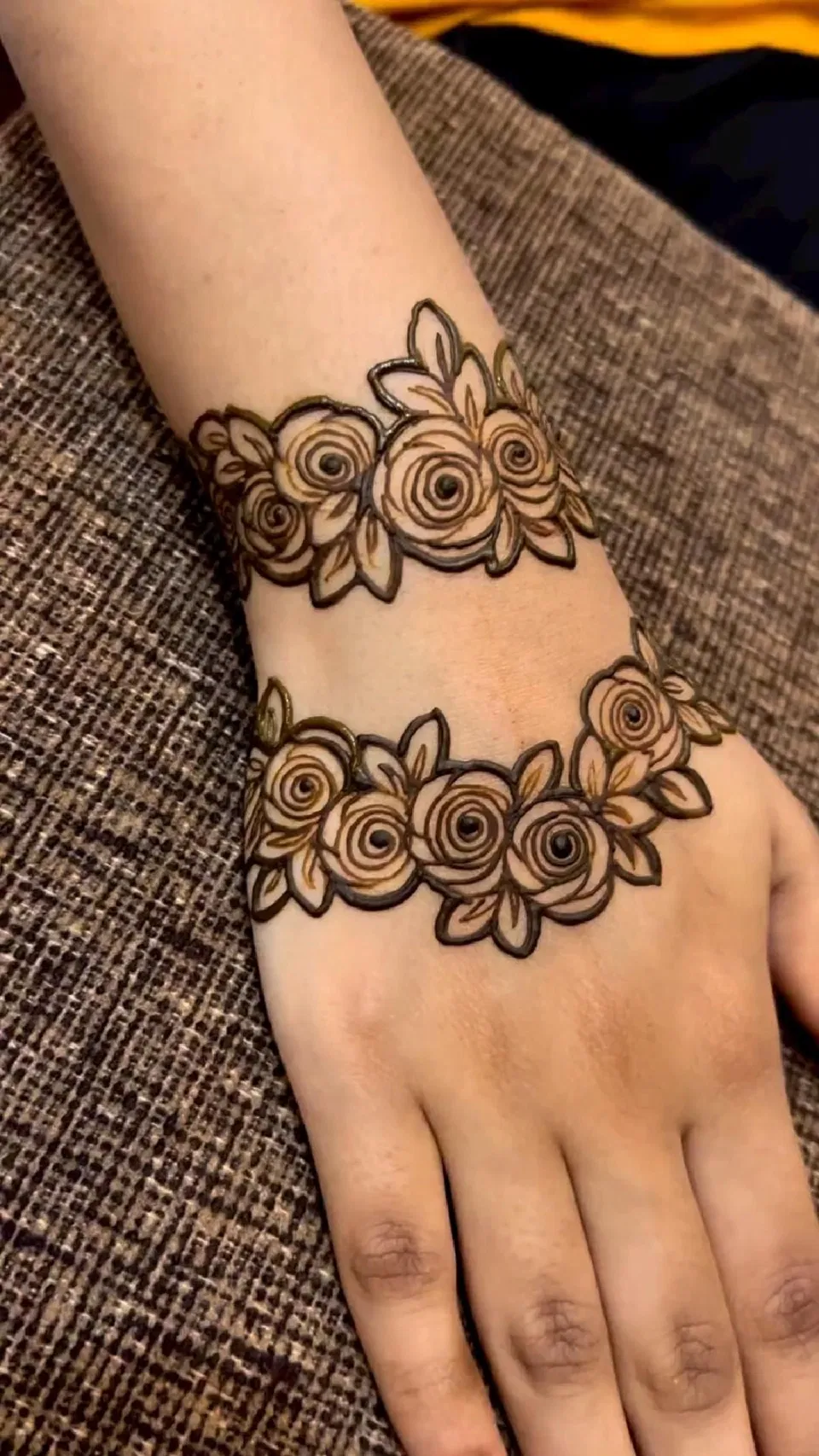 Arabic Simple Back Hand Mehndi Design with Flowers (7)