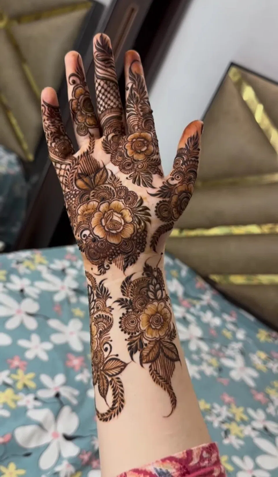 Aesthetic Arabic Front Hand Mehndi Design with Gol Tikki and Flowers (13)