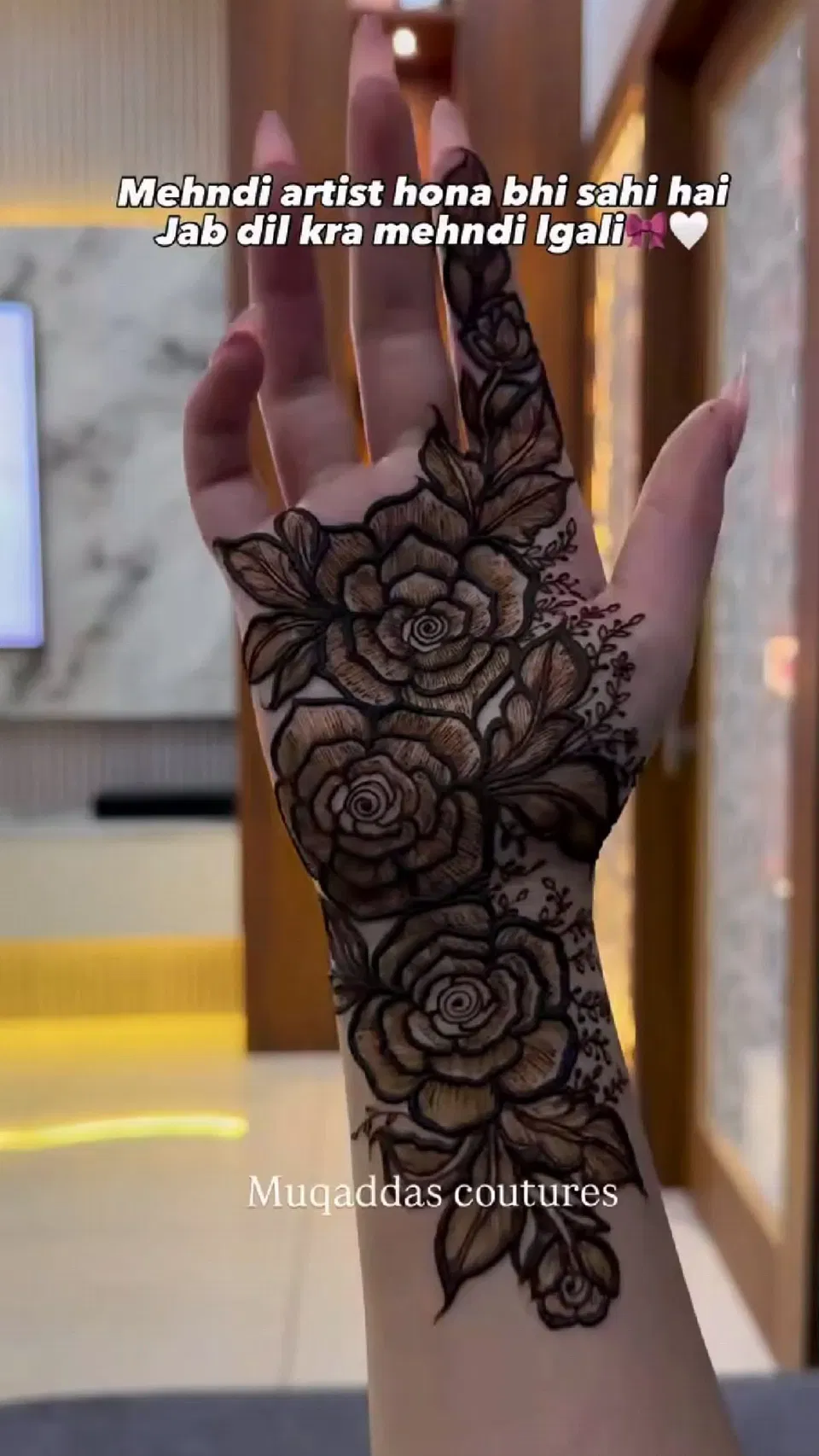 Aesthetic Arabic Back Hand Mehndi Design with Flowers (32)