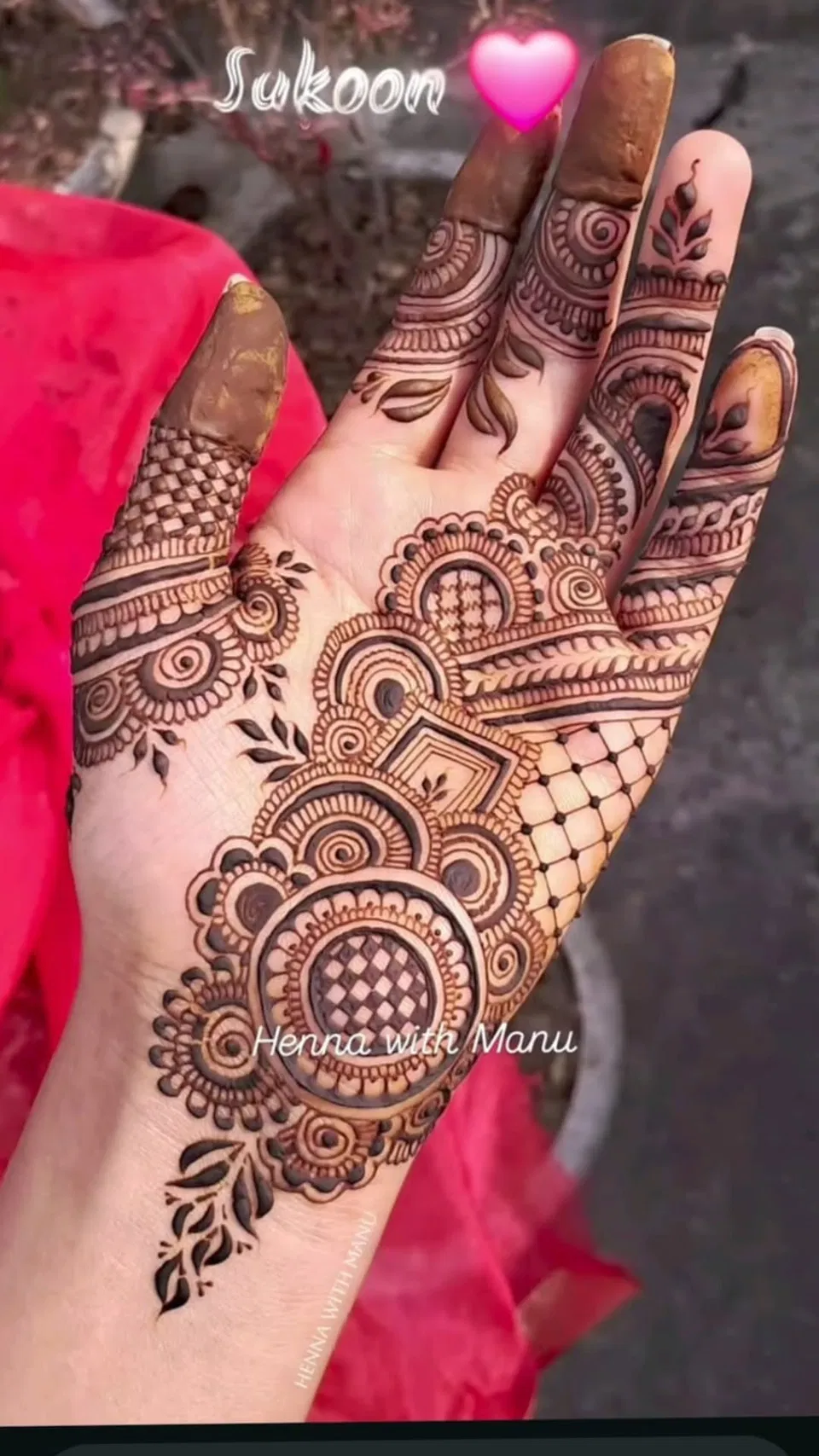 Aesthetic Arabic Back Hand Mehndi Design with Bel, Gol Tikki and Flowers for Eid (14)
