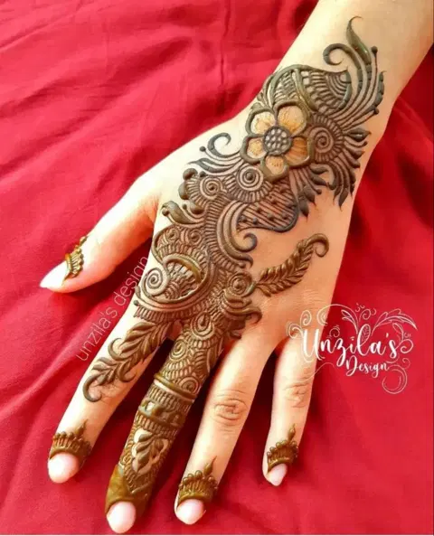 aesthetic arabic bel back hand mehndi design