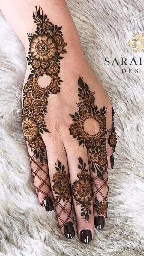 aesthetic arabic bel back hand mehndi design