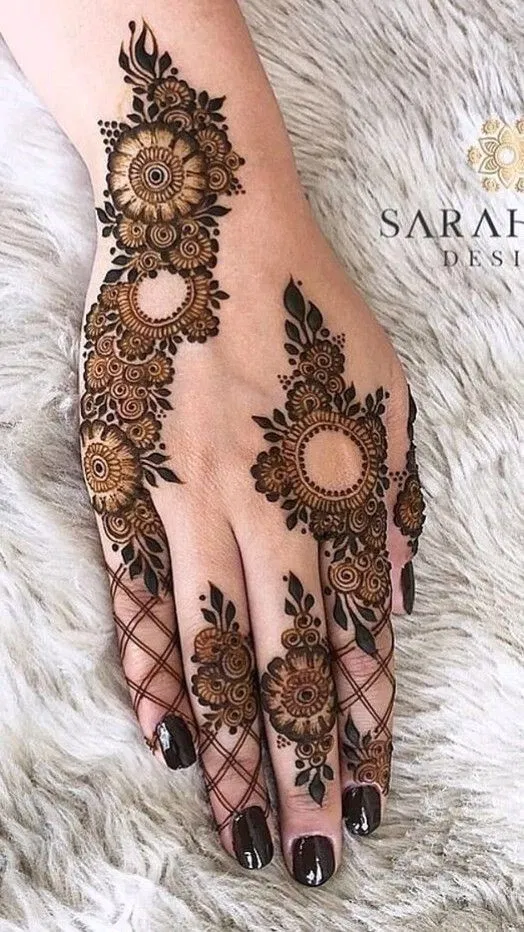 Aesthetic Arabic Back Hand Mehndi Design with Bel, Gol Tikki and Flowers for Eid (15)