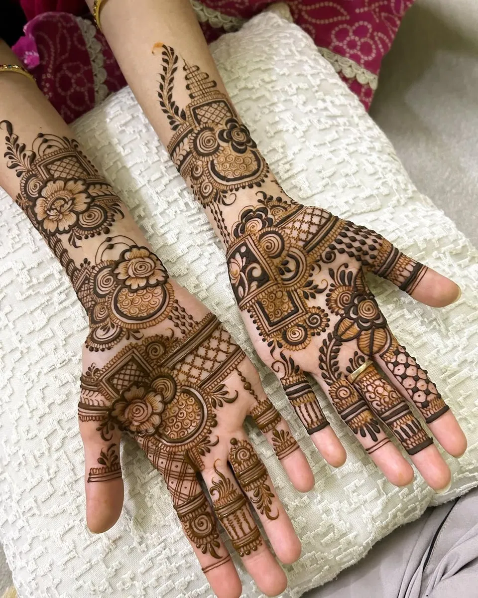 Arabic Stylish Finger Mehndi Design with Bel for Teej