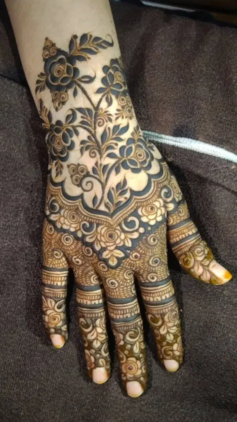 dubai pakistani flower finger mehndi design