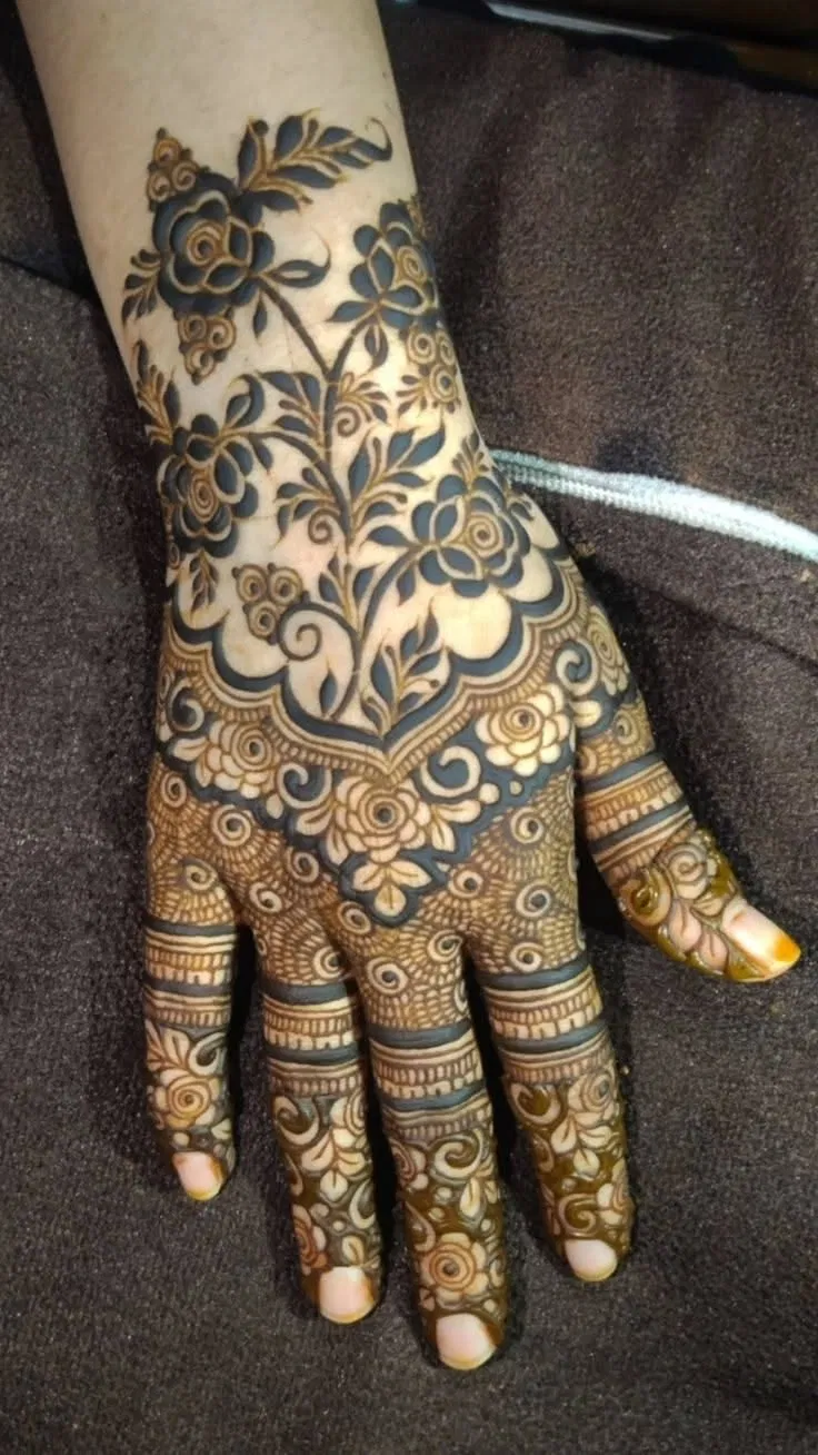 Dubai Pakistani Finger Mehndi Design with Flowers for Engagement