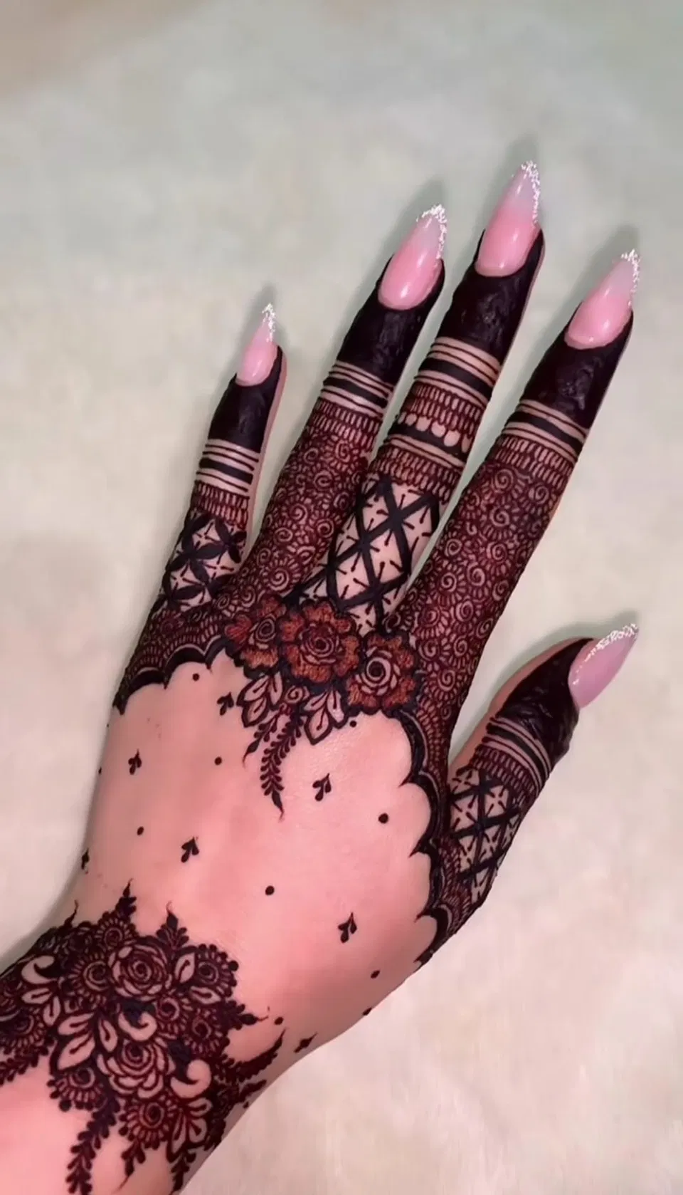 Aesthetic Arabic Back Hand Mehndi Design with Jaal for Eid (3)