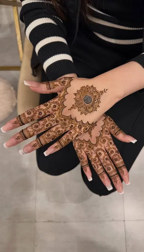 aesthetic arabic circle arm mehndi design