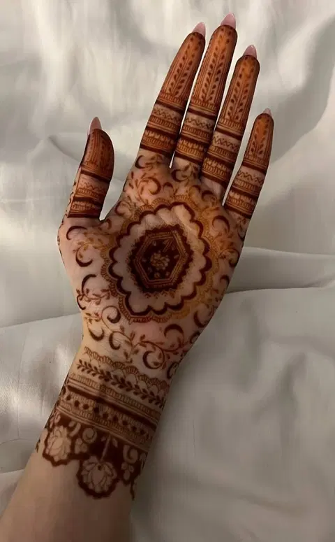 aesthetic arabic back hand mehndi design