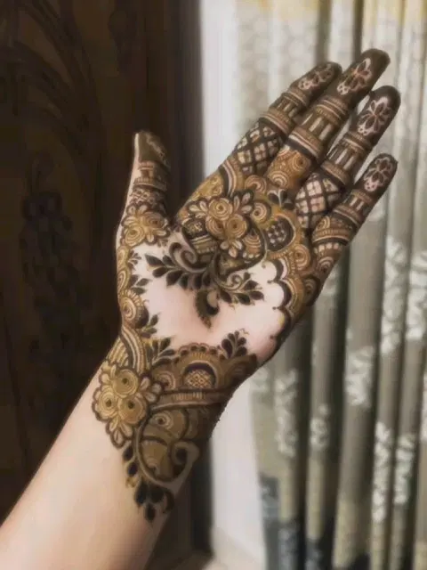aesthetic arabic front hand mehndi design