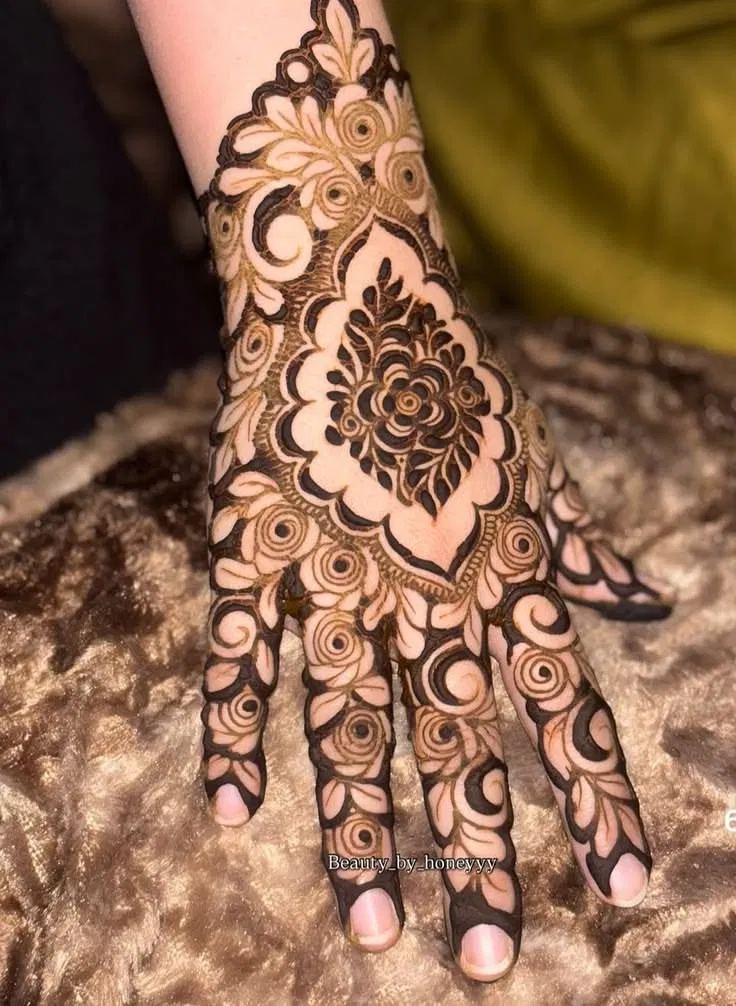 Dubai Pakistani Back Hand Mehndi Design (2)