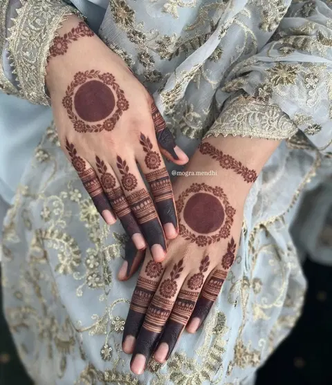 aesthetic arabic circle back hand mehndi design