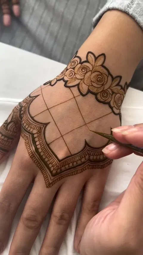 bridal simple circle back hand mehndi design