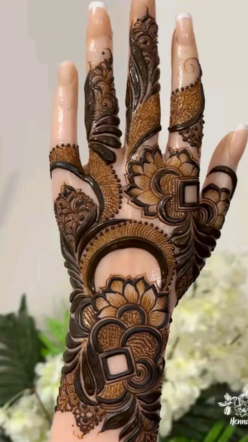 Arabic Bridal Front Hand Mehndi Design with Gol Tikki and Flowers for Eid (8)